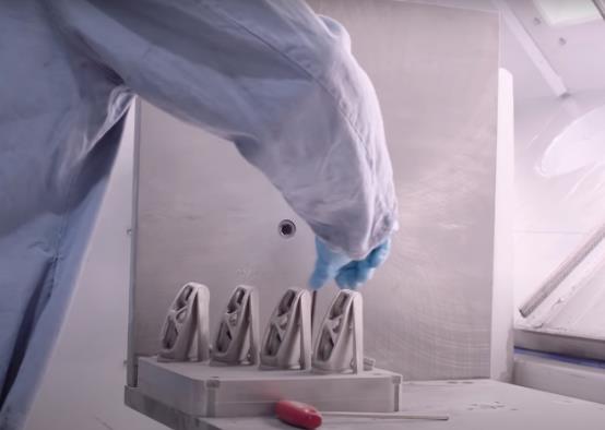 GE Additive 团队成员移除 3D 打印的 R-Ball 推杆头.jpg